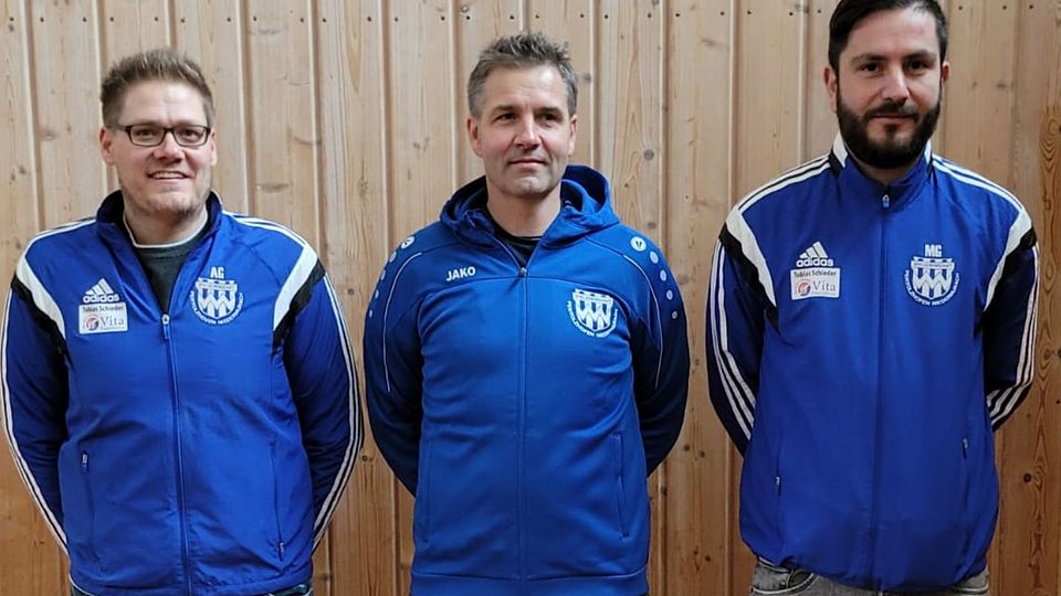 Das Abteilungsleiter-Duo Johannes Krammer (links) und Manuel Gleißner (rechts) konnte mit Robert Schafbauer schnell einen neuen Trainer präsentieren.