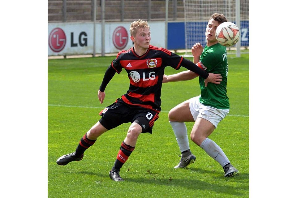 Andrejs Ciganiks (l.) trifft beim  4:0-Sieg der Leverkusener U-19-Elf beim 1. FC Mönchengladbach  doppelt.