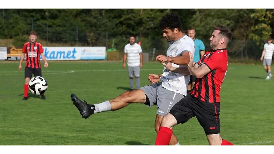 Mit kompromissloser Abwehrarbeit sichert sich Weidenhausen einen Punkt im Hinterland-Derby. Hier verhindert VfL-Verteidiger Homed Stingl mit einem kräftigen Schlag, dass Silberg/Eisenhausens Ausgleichsschütze Robin Bögel an den Ball kommt. © Jens Schmidt