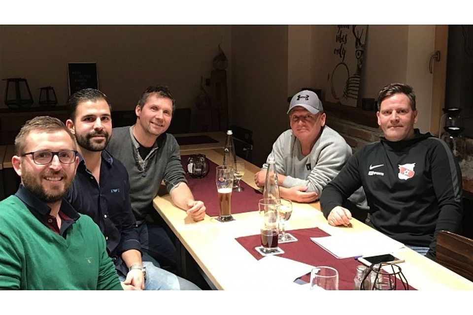 Standen im Gespräch Rede und Antwort (von rechts): Teammanager Richard Maierhofer, Co-Trainer Franz Finger, Chefcoach Gerry Huber, Vizekapitän Daniel Hofer und FuPa-Redakteur Mathias Willmerdinger. F.:Privat