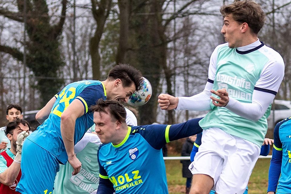 Augen zu: Germania Lich-Steinstraß (in Blau) und Eintracht Verlautenheide lieferten sich ein intensives, aber faires Duell. Am Ende feiern die Gäste einen glücklichen Auswärtssieg. Augen zu: Germania Lich-Steinstraß (in Blau) und Eintracht Verlautenheide lieferten sich ein intensives, aber faires Duell. Am Ende feiern die Gäste einen glücklichen Auswärtssieg.