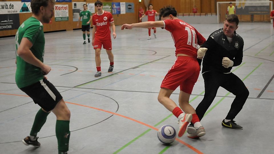 Szene aus dem Finale des Endinger Turniers: Bahlingen in Rot gegen Mundingen in Grün | Foto: Sebastian Ehret