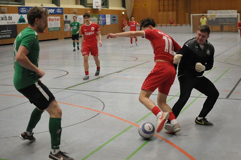 Szene aus dem Finale des Endinger Turniers: Bahlingen in Rot gegen Mundingen in Grün | Foto: Sebastian Ehret