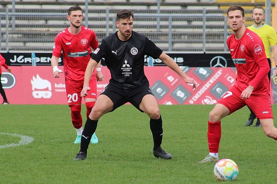 Brünninghausens Florian Gondrum (Mitte) bewahrte die Nerven und verwandelte in Rheine kurz vor Schluss einen überlebenswichtigen Strafstoß (Archivfoto). Brünninghausens Florian Gondrum (Mitte) bewahrte die Nerven und verwandelte in Rheine kurz vor Schluss einen überlebenswichtigen Strafstoß (Archivfoto).