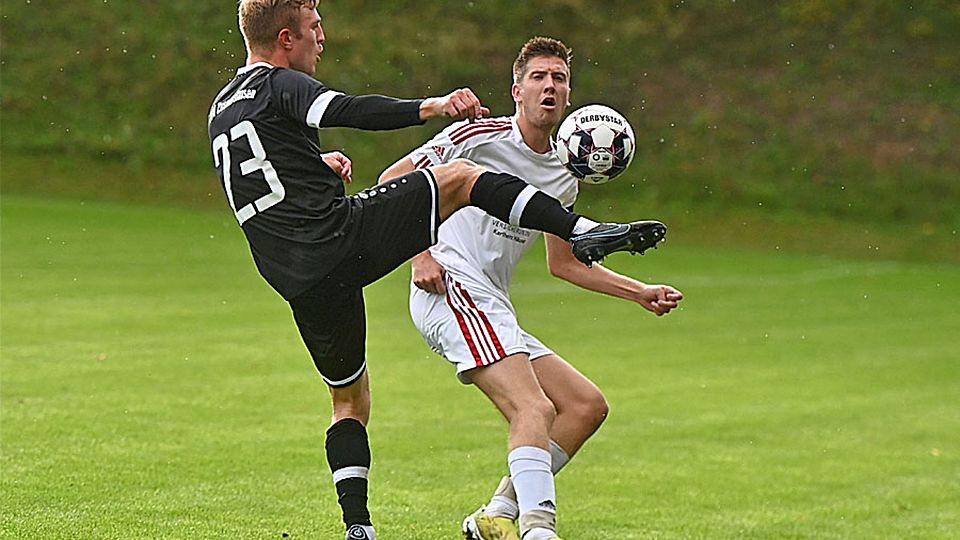 Klar mit 5:1 setzten sich Alexander Storzer (links) und der TSV Zusmarshausen beim Aufsteiger SV Ottmarshausen (rechts Michael Stemmer) durch.