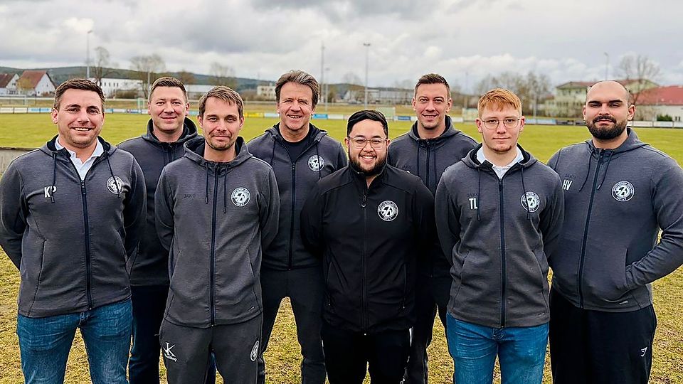 Von links: Abteilungsleiter Peter Kröninger, sein Stellvertreter Stefan Seiler-Paulus, Neuzugang Andreas Schmatz, Cheftrainer Edi Ipfelkofer, Torwarttrainer Lam Tran, Co-Trainer Simon Bucher, Neuzugang Nils Wagner und Herren-Spielleiter Robert Glier.