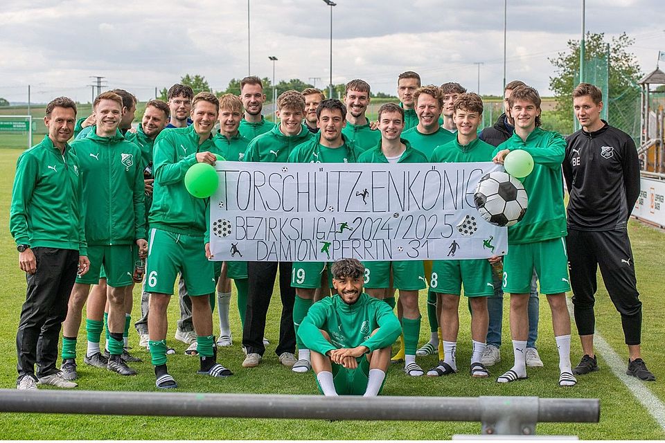 Beim 1.FC Schlicht gratulierte man Damion Perrin (sitzend) zur Torjägerkrone der Bezirksliga Nord. 25 Mal traf er in 27 Spielen.