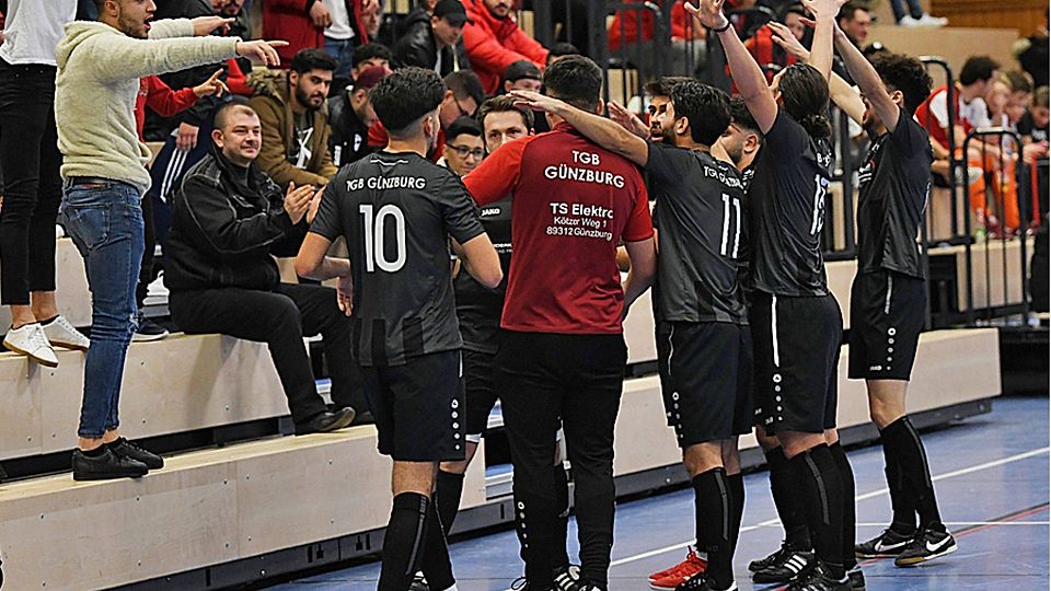 Nach dem Einzug in die Endrunde feiern die Kreisliga-Fußballer von Türk GB Günzburg zusammen mit ihren Fans.