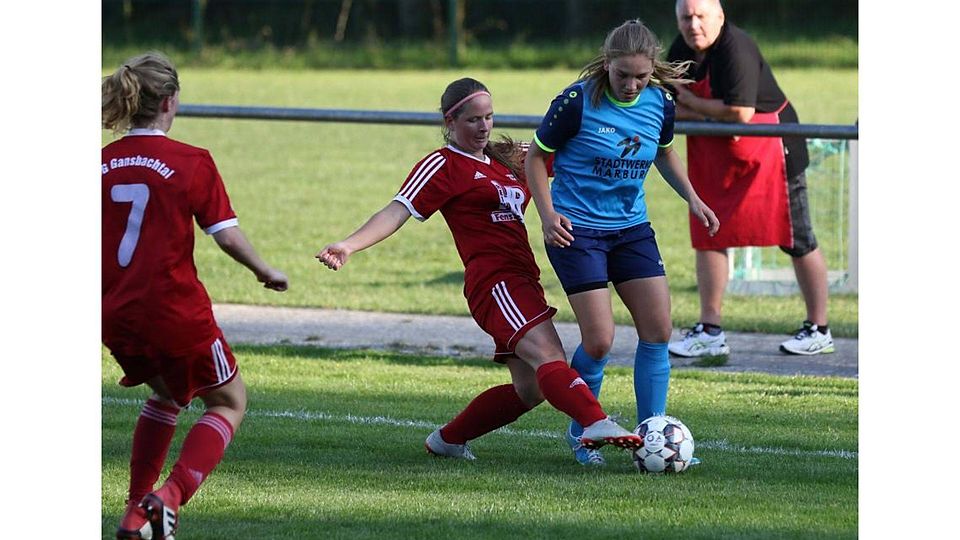 Ann Christin Schneider (l.) und die SG Gansbachtal müssen sich  Jana Holz und den SF/BG Marburg II 0:1 beugen. 	Foto: Jens Schmidt