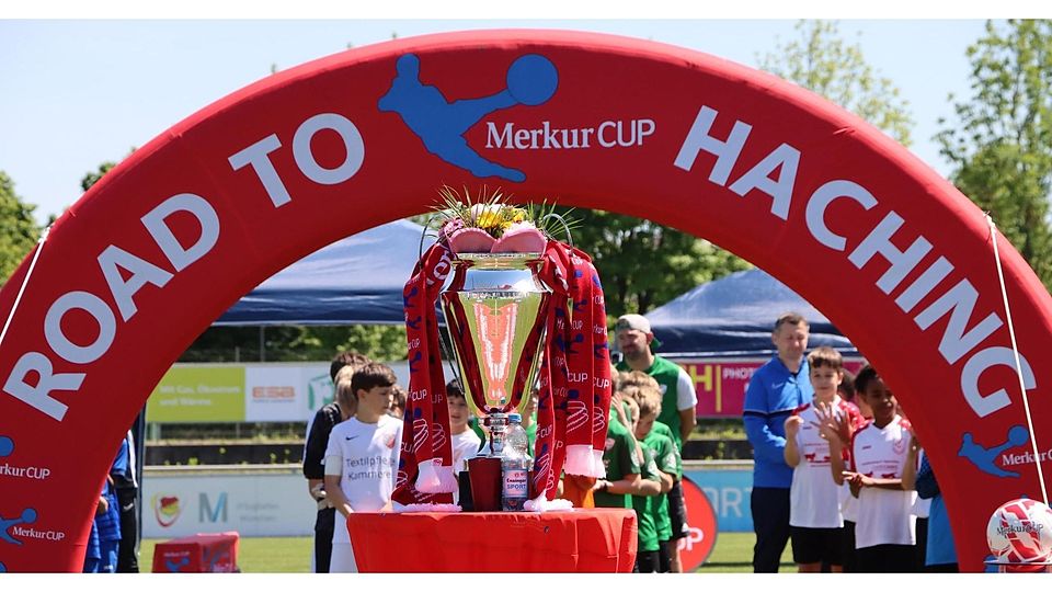 Um diesen Pokal geht es beim Merkur CUP, dem weltweit größten Fußballturnier für E-Junioren.