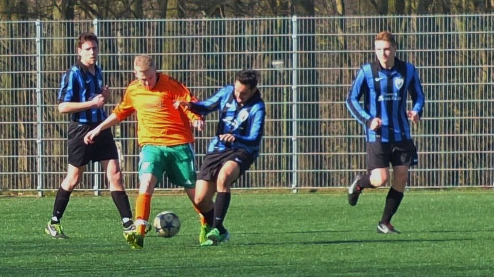 LTS in den dunklen Trikots erkämpfte sich ein torloses Remis