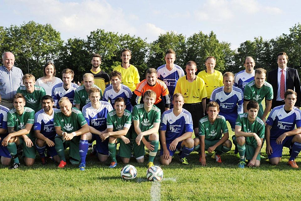 Mit dem FC Gundelfingen II (grün) und Bächingen bestritten zwei Kreisligisten das Sparkassencup-Finale am gestrigen Freitagabend in Bissingen. Den knappen aber verdienten Sieg trugen schließlich die Gärtnerstädter davon.		F: Karl Aumiller