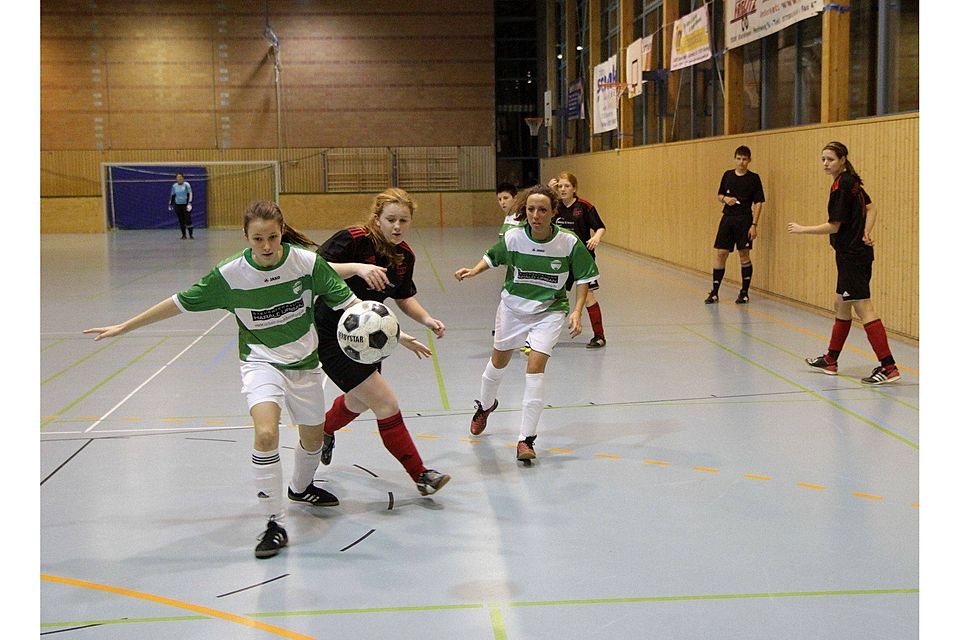 Dem VfL Herrenberg (grün-weiße Trikots) als auch der SV Nufringen (schwarz) wird in der Halle eine Überraschung zugetraut  Foto (Archiv): Kraushaar