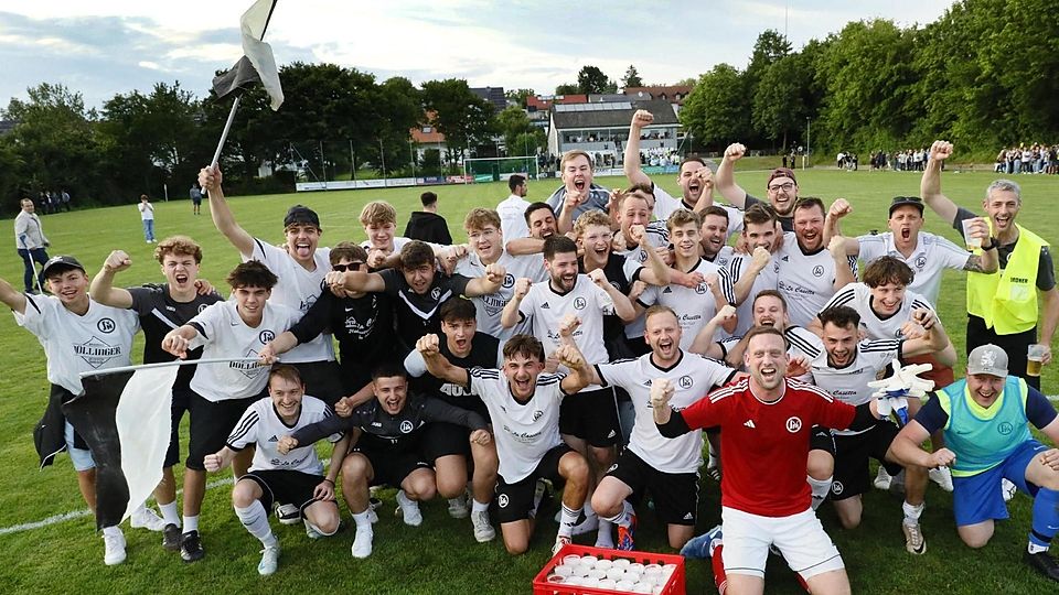Die Party konnte beginnen: Durch den 3:0-Sieg in der Relegation steigt die SpVgg Mauern in die Kreisklasse auf. Gefeiert wurde das zuerst auf dem Sportplatz in Oberhaindlfing und später im eigenen Sportheim.