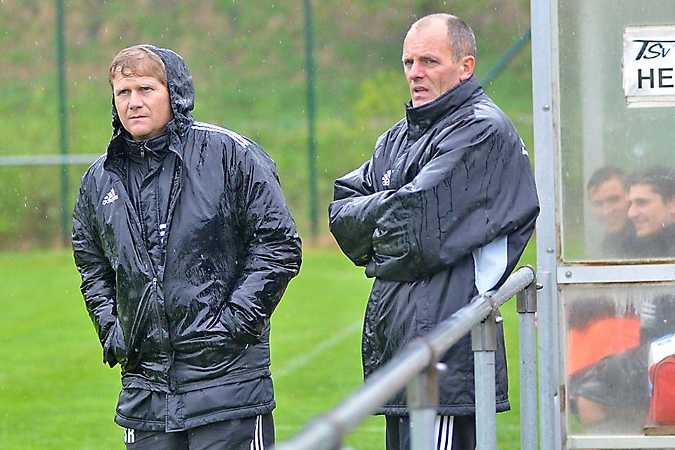Ganz bedröppelt verfolgten Stefan Reisinger und Trainer Willi Gutia (von links) vom TSV Friedberg, wie ihre Mannschaft am 1. Mai noch unterging.  Foto: Peter Kleist