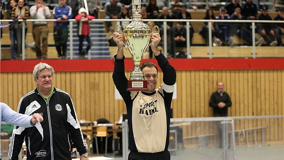 2014 stemmte der Kapitän des FC Thalmassing den Siegerpokal im Spital-Cup in die Höhe. Foto: Brüssel