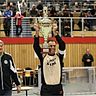 2014 stemmte der Kapitän des FC Thalmassing den Siegerpokal im Spital-Cup in die Höhe. Foto: Brüssel