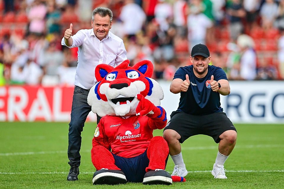 Ein gemeinsames Bild mit Präsident Manni Schwabl von Mitte August 2024: Inzwischen ist Marc Unterberger (r.) entlassen.