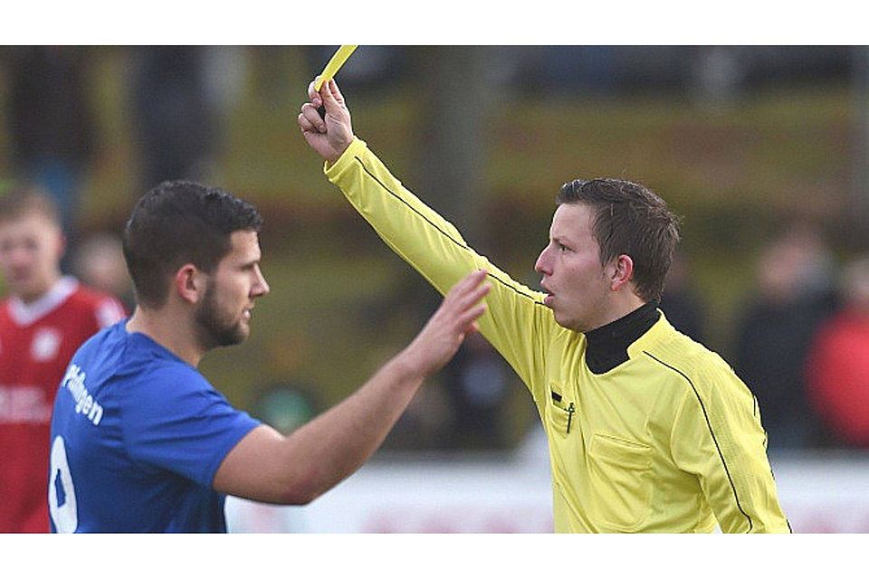 Schiedsrichter Marcel Lalka (rechts) aus Schönaich zeigte dem VfL zehn gelbe und zwei gelb-rote Karten. Foto: Grundler