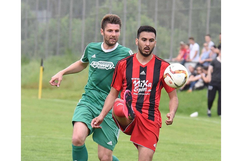 Gemeinsam sind Markus Theil (Coach des SV Barthelmesaurach, li.) und SV Penzendorf (re. Aslan Guguk) in die Kreisliga aufgsteiegen. Dort geht es für beide Teams erst einmal ums Überleben. Foto: Schmitt