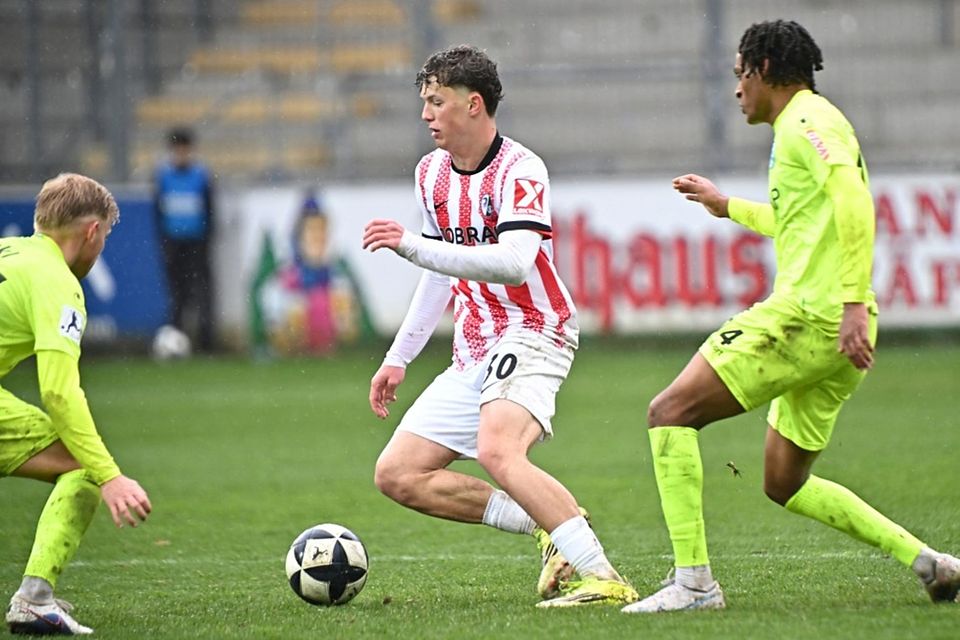 Für Rouven Tarnutzer (Mitte) und den SC Freiburg II gab es am Samstag in der Regionalliga den nächsten Rückschlag. Für Rouven Tarnutzer (Mitte) und den SC Freiburg II gab es am Samstag in der Regionalliga den nächsten Rückschlag.