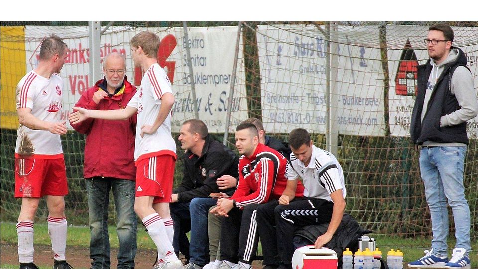 Trainer Uwe Duchow mit letzten Anweisungen an seine Spieler.