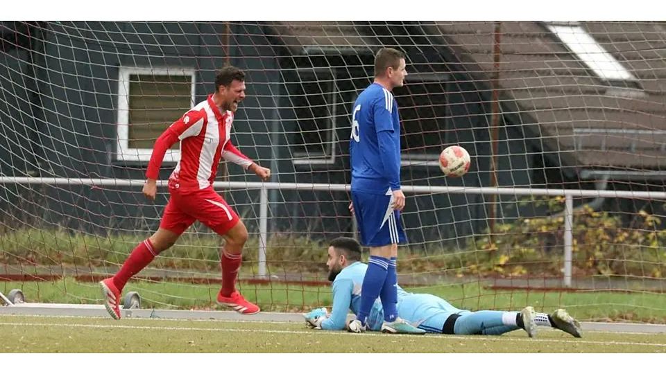 Tor des Tages: Hartenrods Niclas Jung (links) bejubelt seinen Treffer zum 1:0. Wommelshausen/Dernbachs Torwart Keven Seitz ist geschlagen. © Jens Schmidt