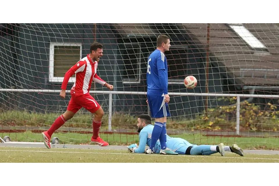 Tor des Tages: Hartenrods Niclas Jung (links) bejubelt seinen Treffer zum 1:0. Wommelshausen/Dernbachs Torwart Keven Seitz ist geschlagen. © Jens Schmidt