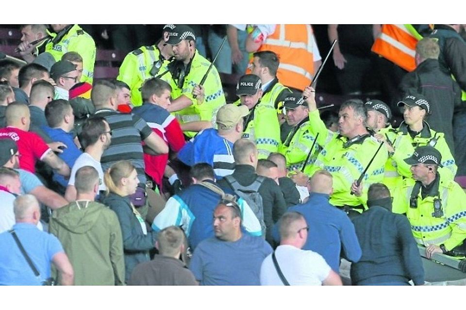 Äußerst unrühmlich präsentierten sich Fans von Hannover 96 beim Testspiel in Burnley, das schließlich abgebrochen wurde. FOTO: DPA