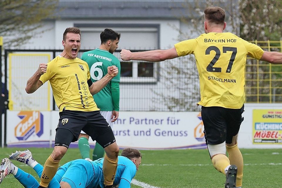 Hofs 1:0-Torschütze Nico Schmidt lässt sich feiern.