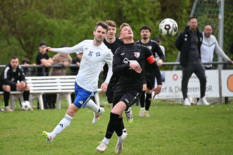 Doppeltorschütze in Hilfarth: Eicherscheids Tim Wilden (l.)