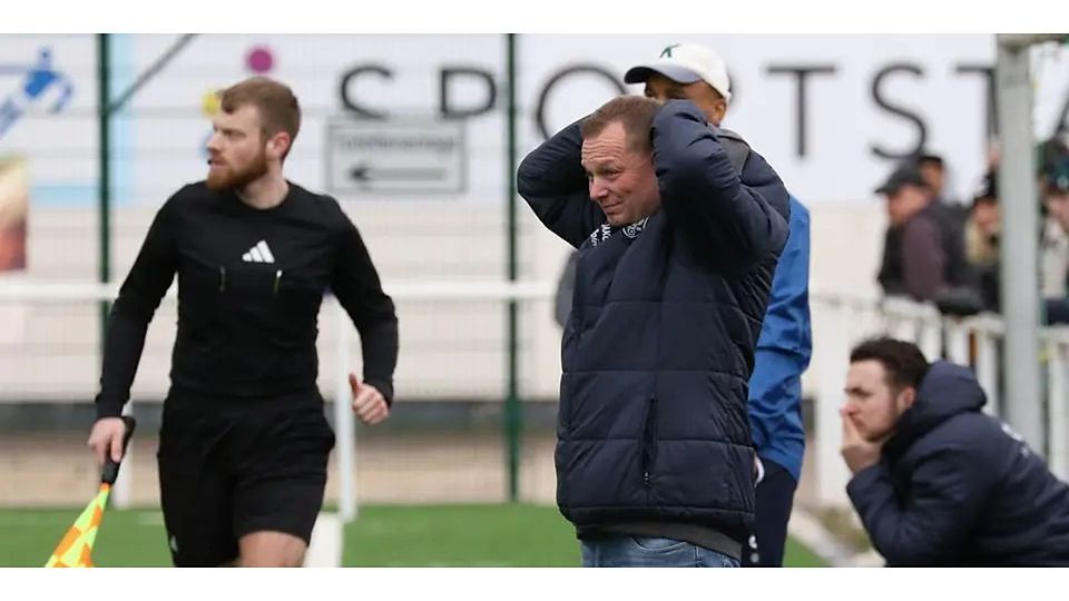 Ein Bild, das Trainer Sascha Nahrgang am Samstag wohl nicht von sich sehen möchte. In der Fußball-Hessenliga empfängt sein VfB Marburg den SV Hummetroth. (Archivfoto) © Jens Schmidt