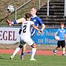 Ball hochhalten: Eintrachtler Deniz Cinat (blaues Trikot) nimmt das Spielgerät artistisch mit. Szene aus dem Duell mit der Ludwigshafener Arminia um Malte Moos, die Samstag in Waldalgesheim gastiert.