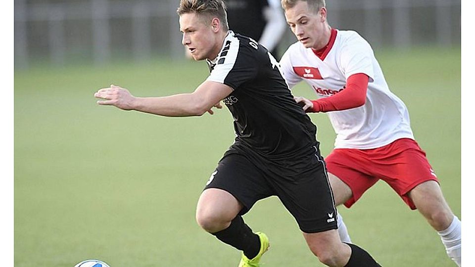 Traf zu Führung: Delbrücks Mario Freise (vorne) schoss beim SV Heide das 1:0. F: Marc Köppelmann