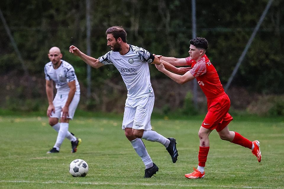 Hiergeblieben: Herzogstadt-Kapitän Thomas Greckl (l.) wird hier unfair von Türkgücü-Spieler Amel Culjak gestoppt, der dafür die gelbe Karte sah.