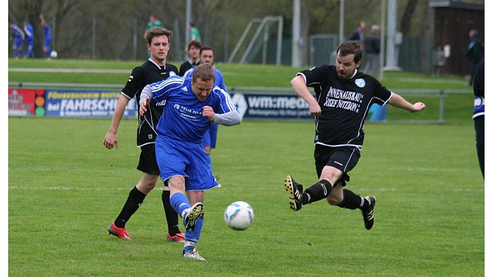 Vergeblich gestreckt: Die SF Ursulapoppenricht (in Schwarz) mussten das Spitzenspiel abgeben und verloren damit die Tabellenführung. &lt;b&gt;F: Richard Weigert&lt;/b&gt;