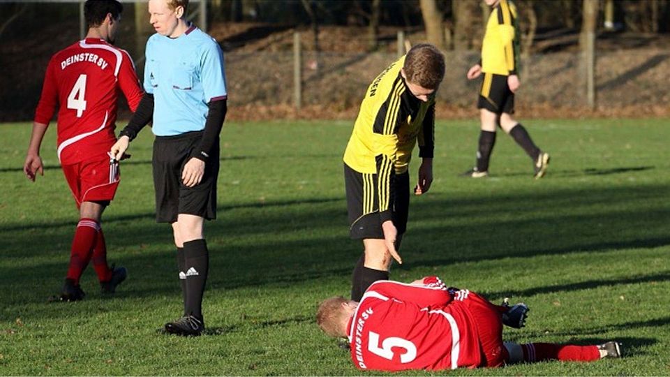Auf Fouls muss der TSV Apensen (hier gegen den Deinster SV) nur selten zurückgreifen. Aber selbst in dieser Situation ist das Verhalten des TSV-Spielers vorbildlich. Insgesamt sind die Apenser aktuell das zweitfairste Team Niedersachsens. F: Volker Borchard