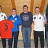 Mit einem Trikot des TSV Wörth und allen Unterschriften der Mannschaft, sowie der Nummer 3 und dem Spitznamen "Wenz" wurde Kapitän Markus Weinzierl im Rahmen der Abschlussfeier des TSV Wörth verabschi
