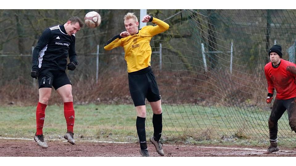  Bottenhorns Toni Peter ist in dieser Szene kein wirklicher Bewacher von André Althaus, der zum 2:1 des FC Angelburg einköpft. SSV-Keeper Benjamin Freiwald sieht das Unheil schon nahen. (© Jens Kauer) 