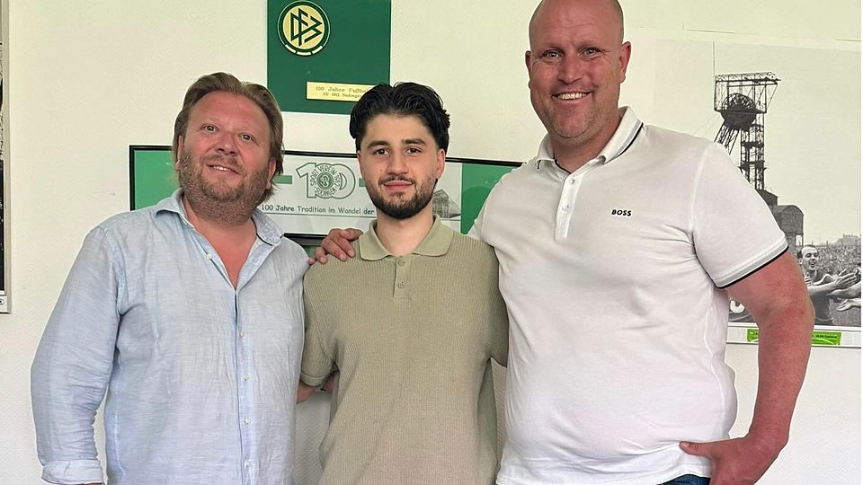 Sodingens Coach Christian Knappmann (rechts) und der Vorsitzende Eduard Weidenbach (links) mit Alexandros Dimopoulos.