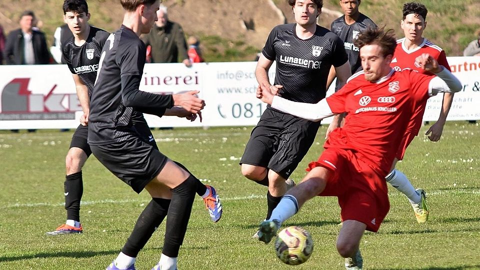 Der TSV Moorenweis (in Rot) im Spiel gegen den FC Eichenau (in Schwarz).