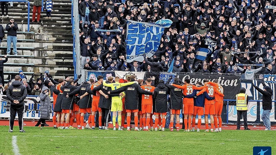 Die Spieler des MSV feierten nach Abpfiff mit den Fans.