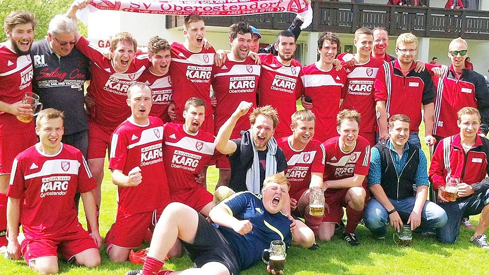 Ausgiebig haben die Fußballer des SV Oberostendorf die Meisterschaft in der B-Klasse Allgäu 3 gefeiert. 	  F.: Anton Greiter