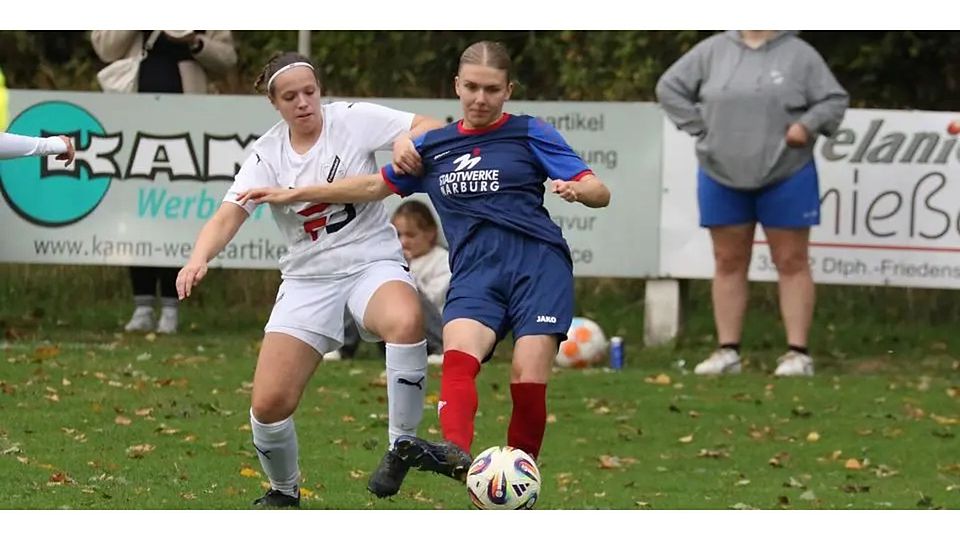 Die Friedensdorferinnen lassen sich von Neuling Ela Malaka den Schneid abkaufen. In diesem Zweikampf hat Viola Keller (links) gegen Marburgs Torschützin Hannah Marie Schröder das Nachsehen © Jens Schmidt