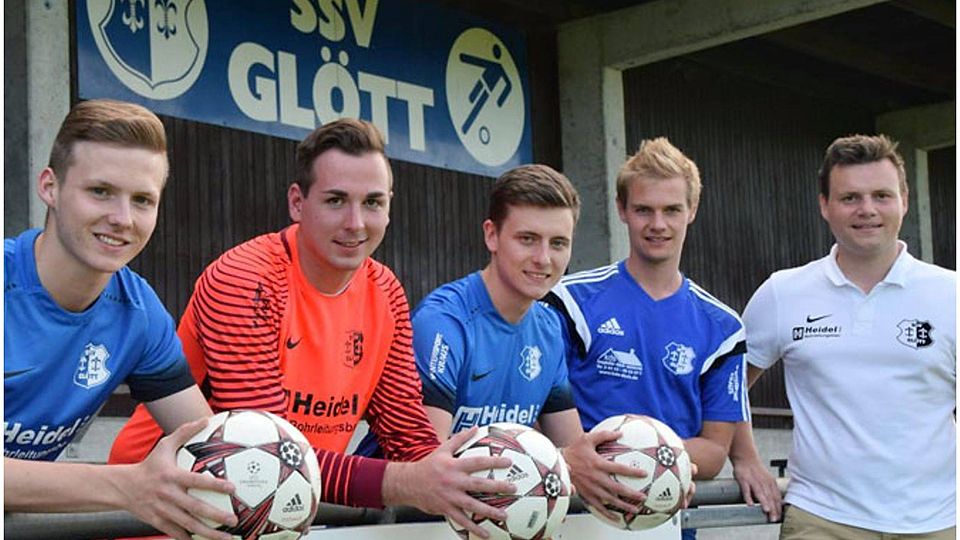 Die SSV-Neuzugänge: Dominik Wohnlich (von links), Fabian Kuchenbaur, Andreas Schrettle und das Trainergespann Markus Rolle/Stefan Schneider.  F.: Benjamin Rößle