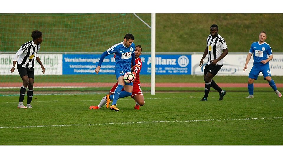 Eng am Mann: Kreuznachs Adrian Simioanca gewinnt im Zweikampf mit dem ASV-Keeper Kevin Knödler den Ball, wodurch sich das 1:0 entwickelt, das gleich Christopher Lind erzielt. (Foto: Dirk Waidner)