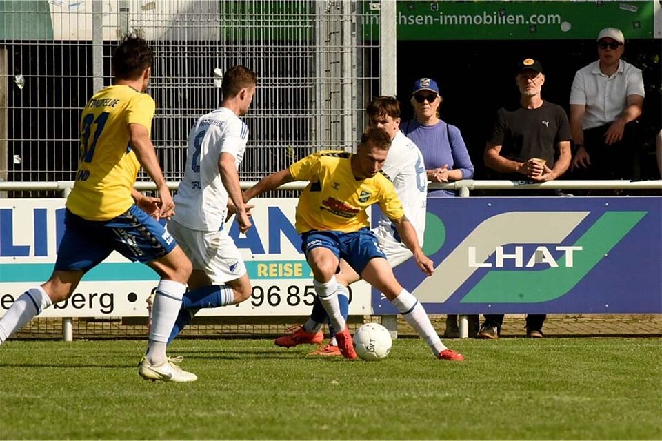 Janek Sternberg (am Ball, Todesfelde).