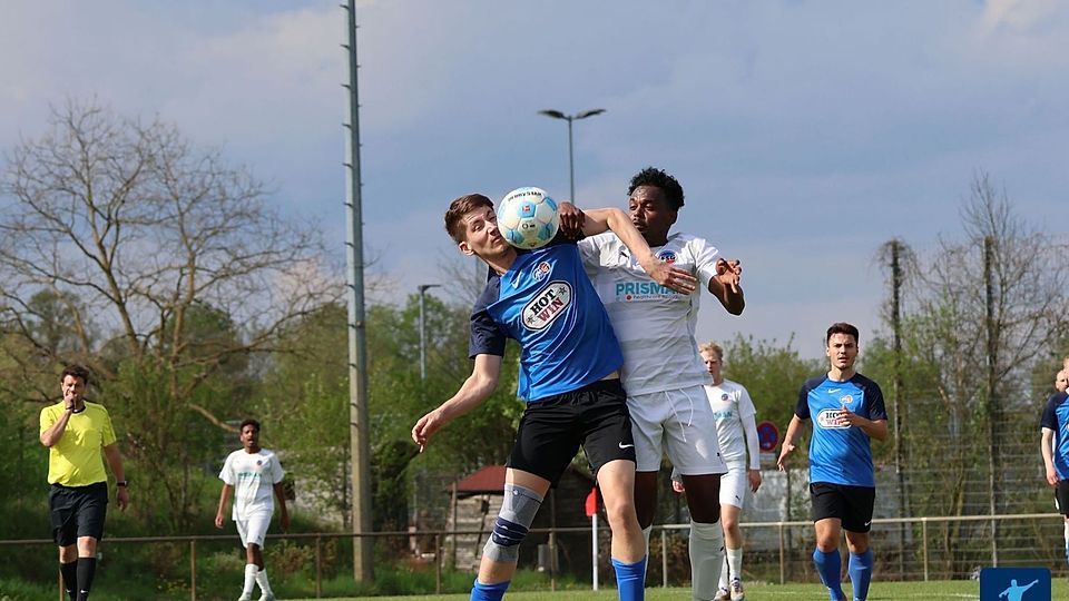 Ein Spieler der SV/BSC Mörlenbach im Zweikampf.