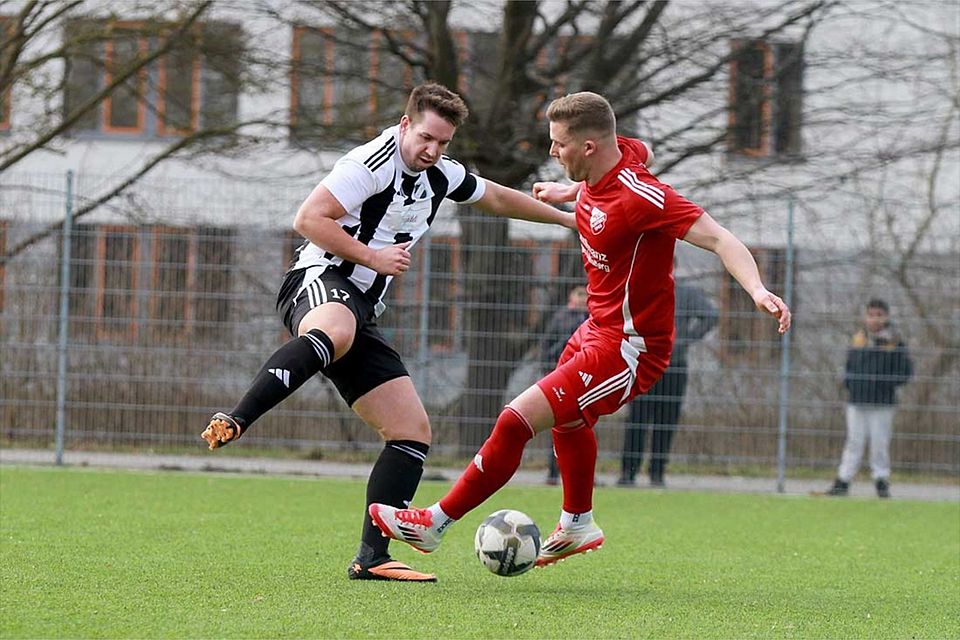Tim Mordhorst (Heikendorfer SV) im Fußball-Tanz mit Jonas Roempke (re., TSV Flintbek). Tim Mordhorst (Heikendorfer SV) im Fußball-Tanz mit Jonas Roempke (re., TSV Flintbek).