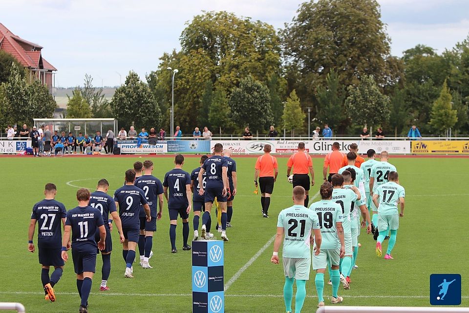 Dieses Bild gibt es am Wochenende nicht: Einlauf des FSV Preußen Bad Langensalza und Wacker Nordhausen im Stadion der Freundschaft. 